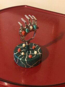 Scratcher (sculpture, metal, beads, wood)